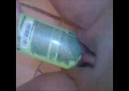 menina novinha se masturbando com desodorante