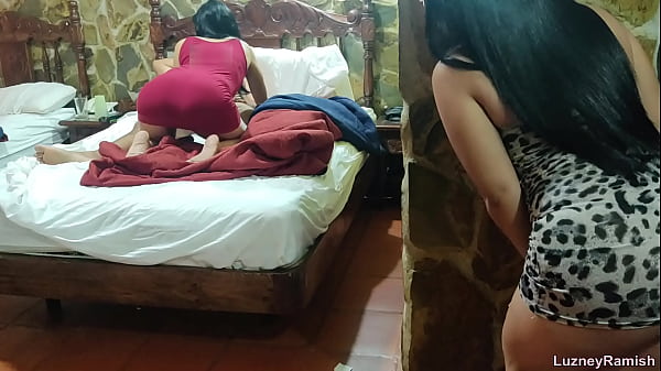 Babá safada enganada dando para o marido da patroa na sua cama